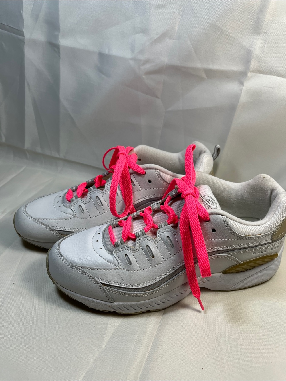 Easy Spirit women’s White Sneakers with Hot Pink Laces